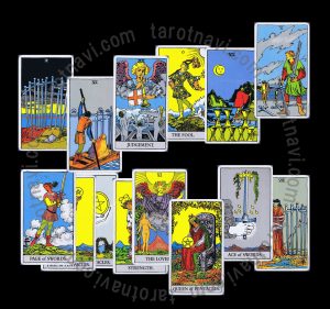 山が背景に描かれているタロットカード